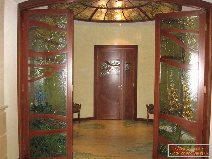 Il soffitto in vetro colorato è in armonia con il design delle porte con inserti in vetro. 