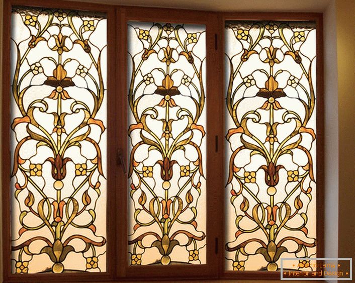 Pellicola di vetro colorato con un motivo d'oro - una decorazione elegante per gli interni delle case di campagna.