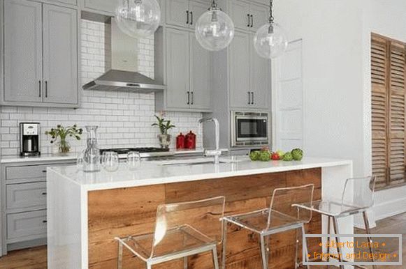 Design alla moda della cucina 2018 con mobili in grigio