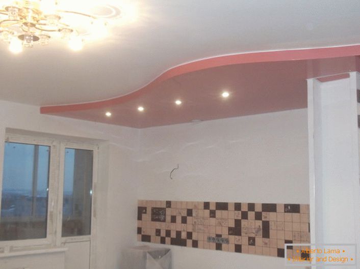 Soffitto classico a doppio piano nei colori rosso-bianco per una cucina spaziosa.