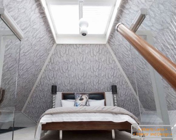 Design della camera da letto in soffitta