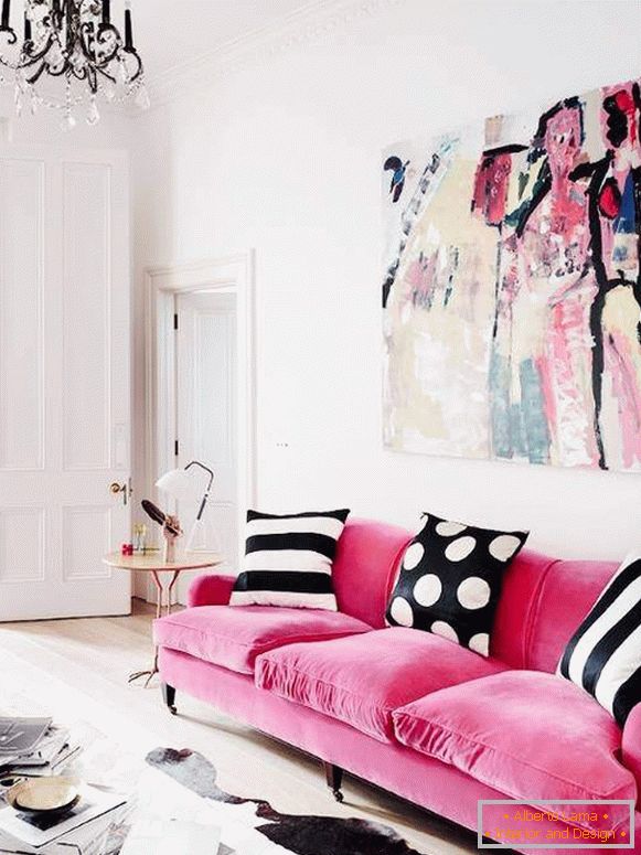 Divano rosa all'interno della foto del soggiorno