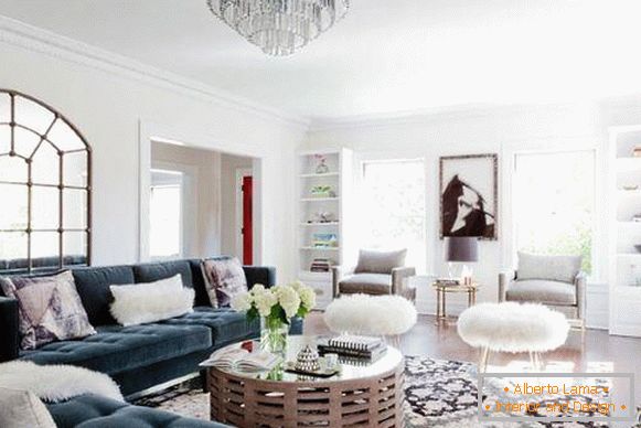 Il design del soggiorno con un grande divano in velluto
