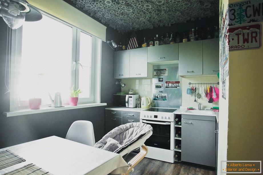 Piccola cucina accogliente in colore grigio
