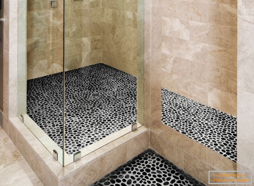 Mosaico sul pavimento della doccia