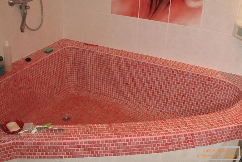 Bagno dal mosaico rosa