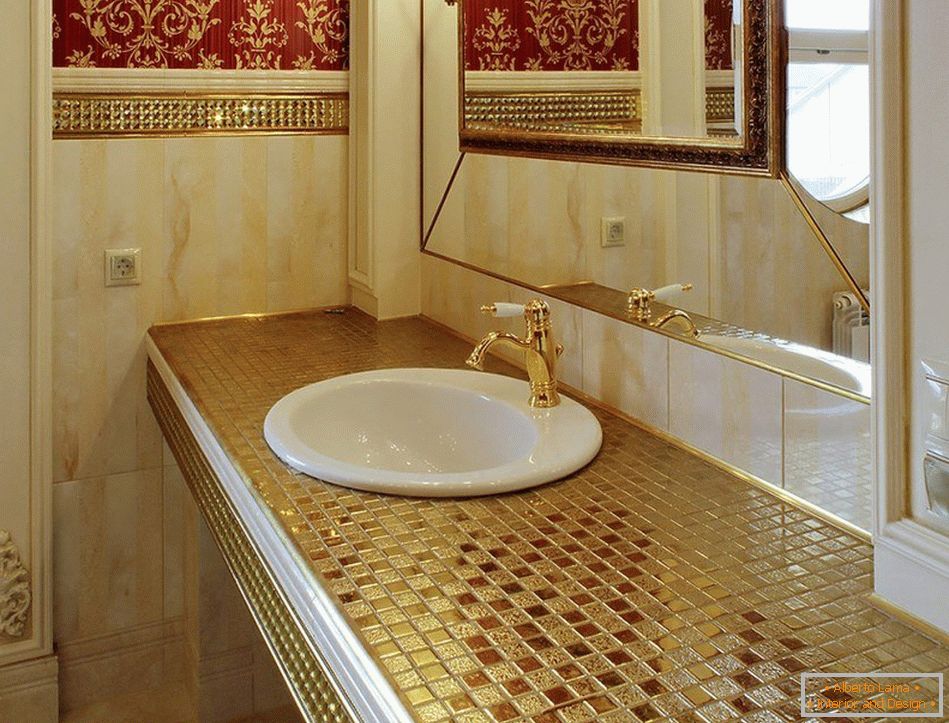Piastrellatura a mosaico di piccoli elementi in bagno