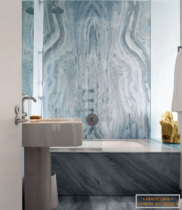 Bagno con marmo grigio-blu
