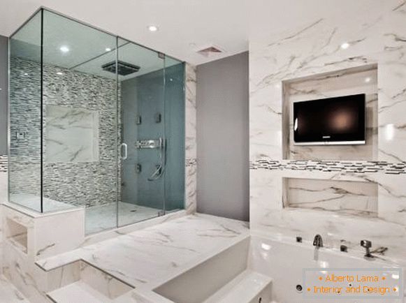 La combinazione di marmo e piastrelle nel bagno