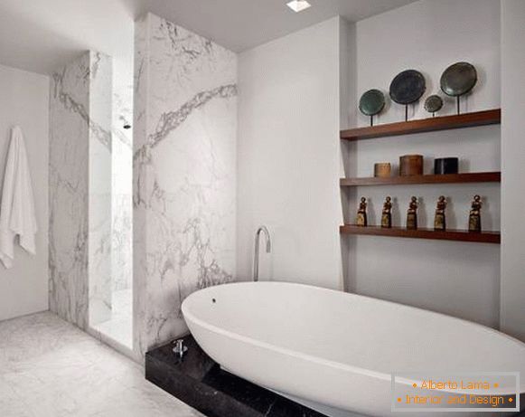Due tipi di marmo nel bagno