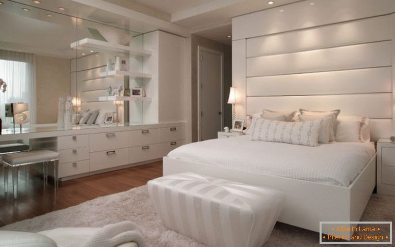 camera da letto bed-and-white-ottomana