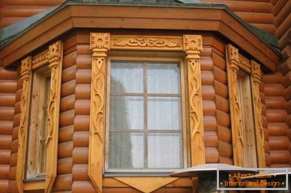 Brani intagliati per finestre in una casa di legno, foto 14