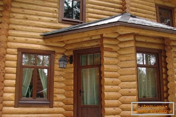 Fasce su finestre in una foto di casa in legno, foto 2