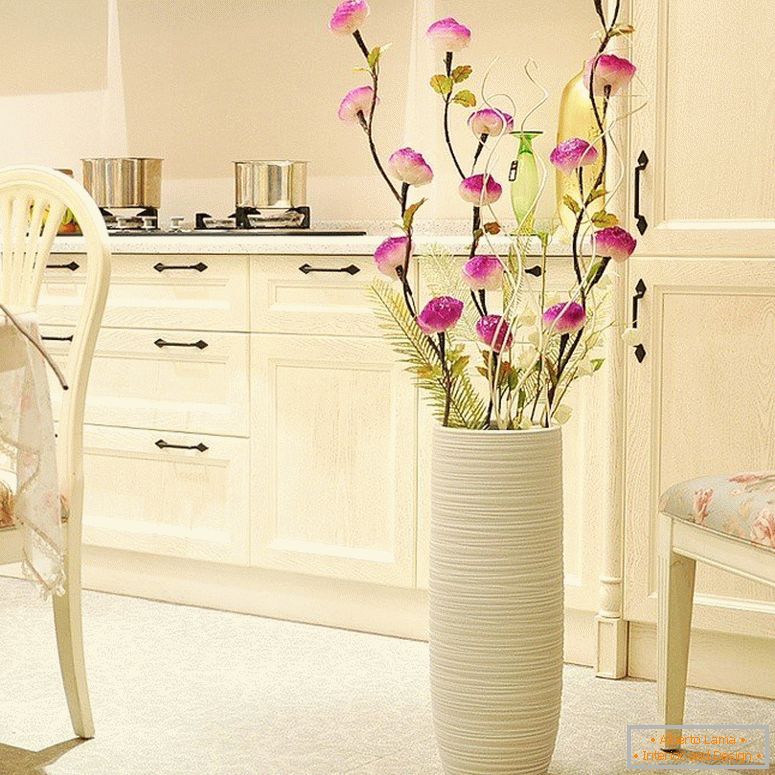 Vaso con fiori in cucina