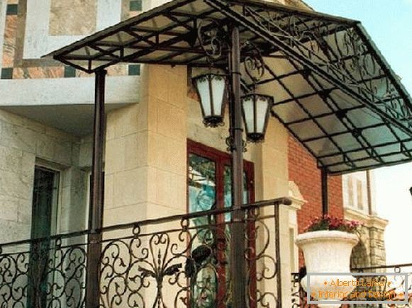 Baldacchini realizzati in policarbonato sopra il portico di una casa privata, фото 5
