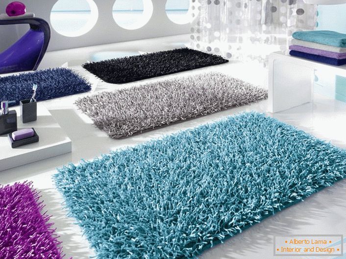 I tappetini da bagno colorati e luminosi possono essere utilizzati non solo per svolgere compiti pratici, ma anche per creare un'atmosfera accogliente e confortevole.