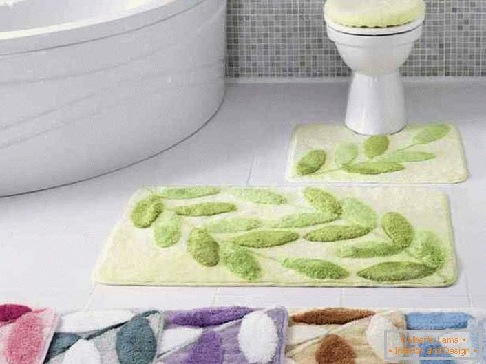 Per il design dei tappetini da bagno vengono utilizzati in un'unica soluzione di colore. Lo stesso design rende l'immagine degli interni completa ed elegante.