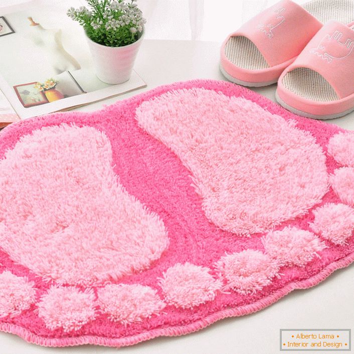 Un tappetino da bagno insolito e creativo è realizzato sotto forma di impronte di un pupazzo di neve. Soluzione ideale per l'appartamento in cui vive il bambino. 