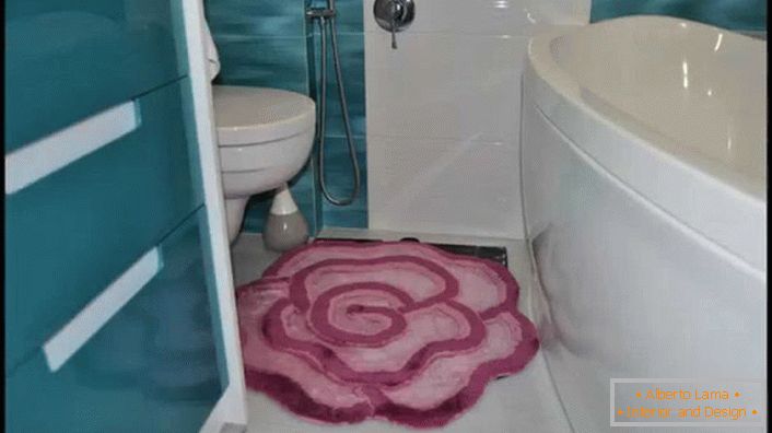 Tappeto a forma di rosa tenue per un piccolo bagno. 
