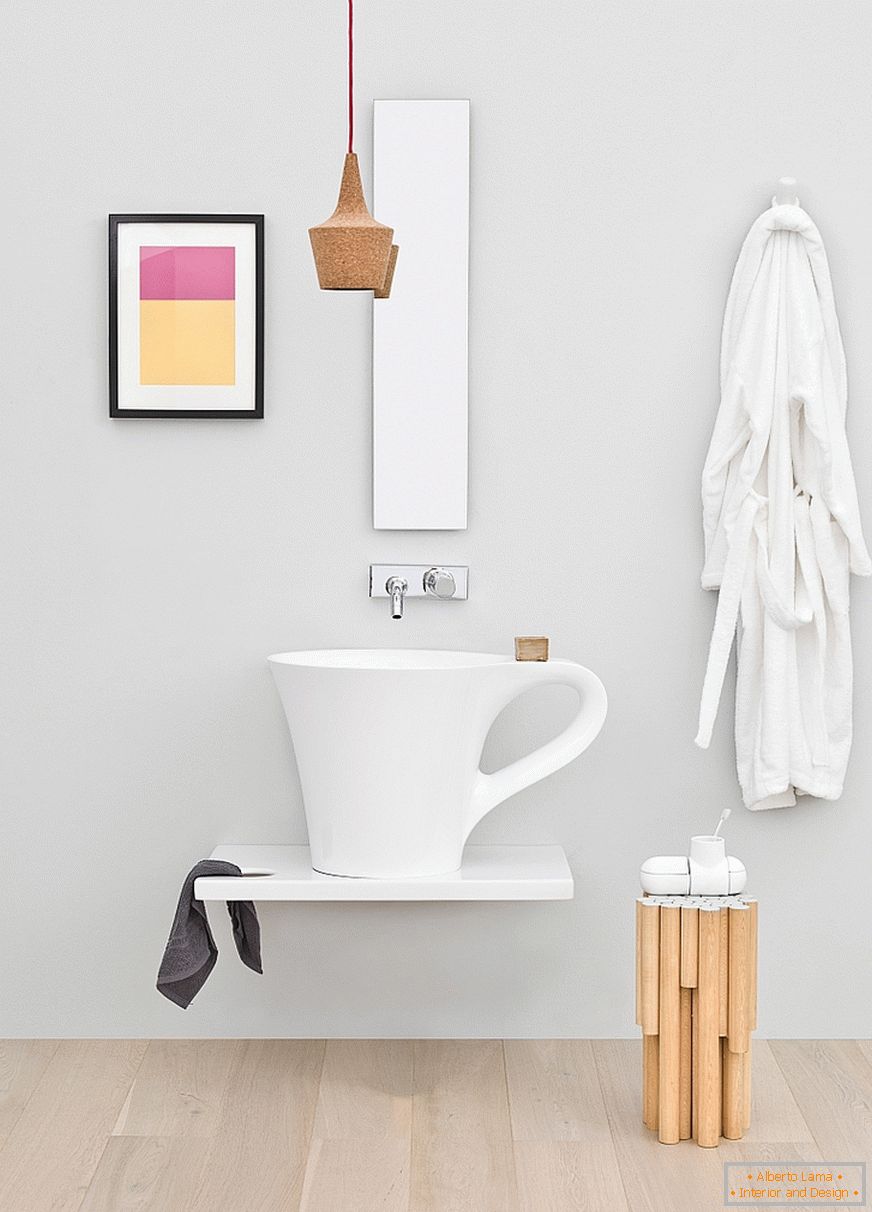 Lavabo a forma di tazza all'interno di un piccolo bagno