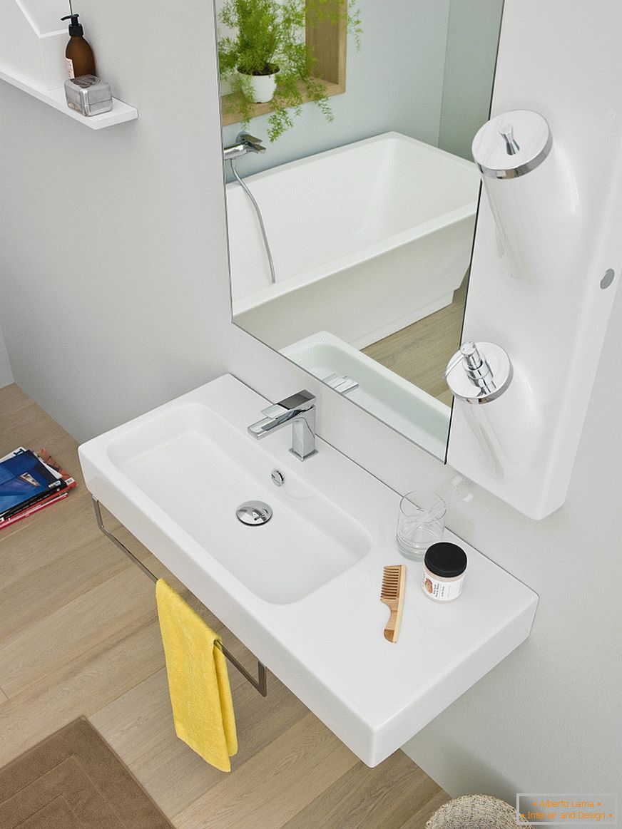 Lavabo con ripiano all'interno di un piccolo bagno