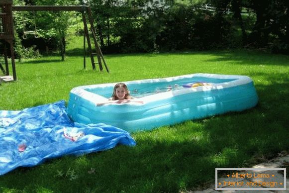 Una piccola piscina per bambini - una foto di una piscina gonfiabile