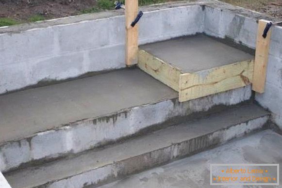 Piscina in cemento in una casa privata - foto nella fase di produzione