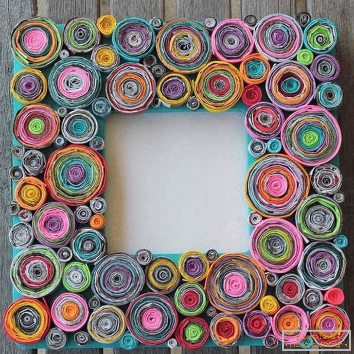Cornice per foto decorata con anelli di carta ritorta