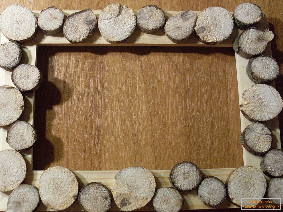 Cornice decorata con lance di legno