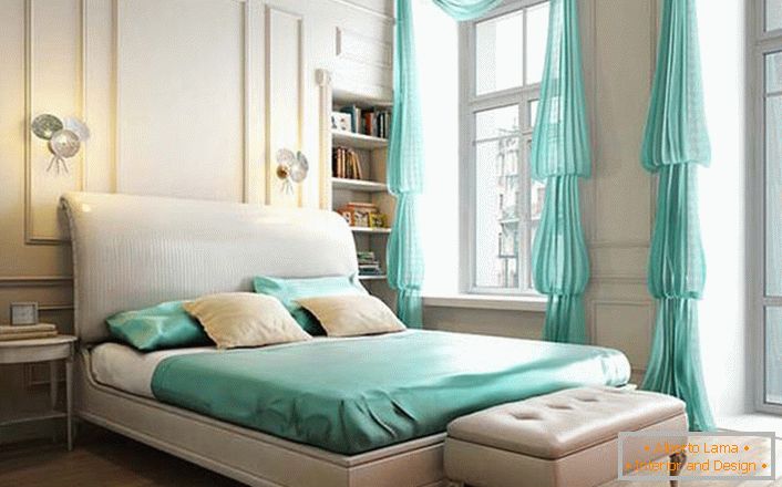 Interni modesti della camera da letto in stile neoclassico sono interessanti accenti di colore menta. 