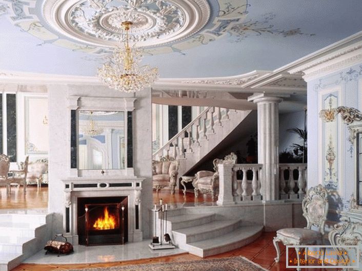 La sala con un camino in stile neoclassico è notevole per la combinazione di colori scelta per la decorazione. Una delicata tonalità blu e bianca combinata armonicamente in un'unica composizione.
