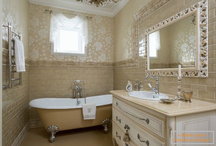 Un bagno in stile neoclassico nella casa di campagna di una famiglia spagnola.