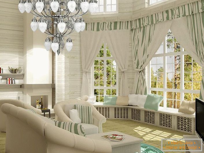 Luminoso soggiorno in stile neoclassico. Spazio accogliente e allo stesso tempo funzionale. Di particolare interesse sono gli ampi davanzali decorati con cuscini.