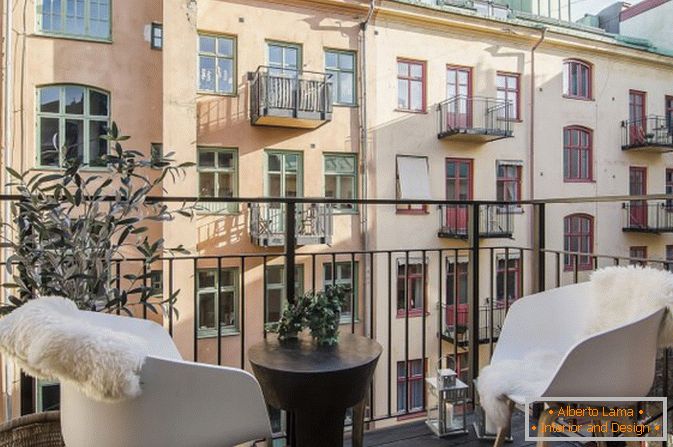 Balcone appartamento-studio in stile scandinavo