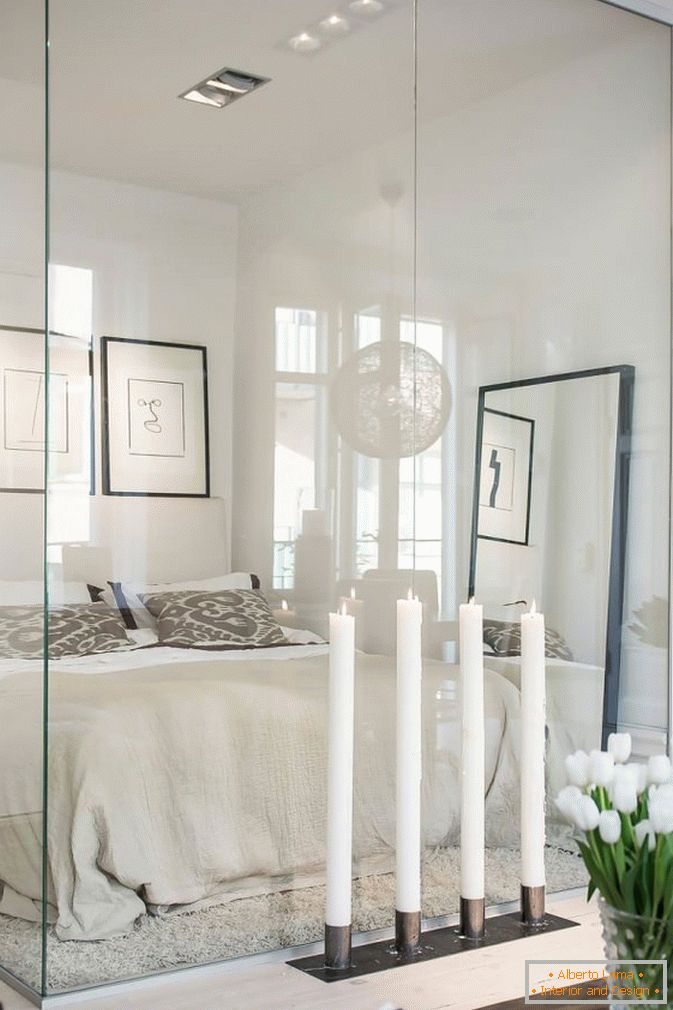 Camera da letto dietro i monolocali in vetro in stile scandinavo