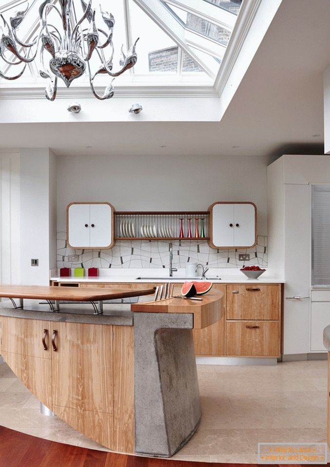 Interiore della cucina con mobili in legno