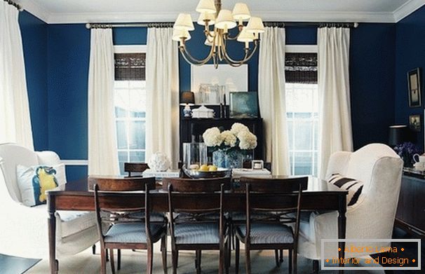Pareti blu nella sala da pranzo con soffitti bassi