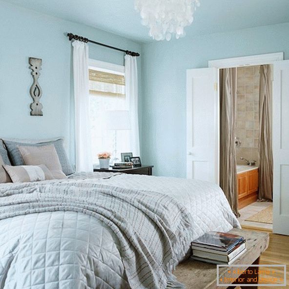 Camera da letto con soffitti bassi in blu