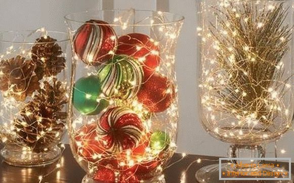 Ghirlanda LED di Capodanno nell'arredamento della casa per il nuovo anno