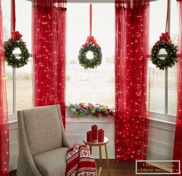 Ghirlanda di alberi di Natale per la decorazione di finestre e tende