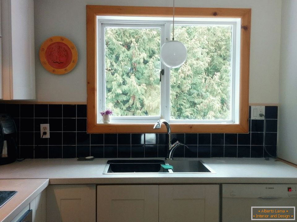 Grande finestra nel design di una piccola cucina