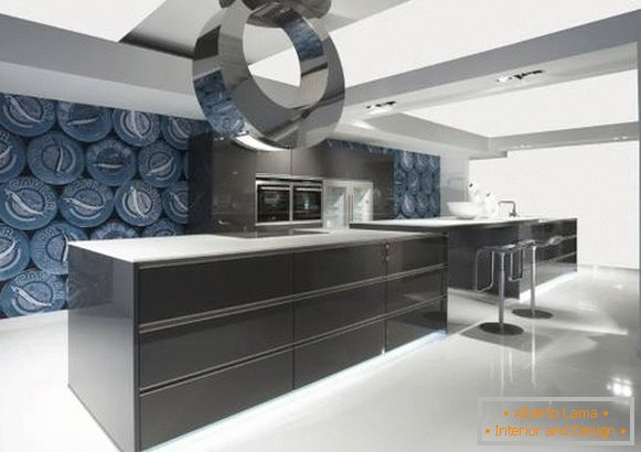 Progettazione di una grande cucina con carta da parati luminosa sulle pareti