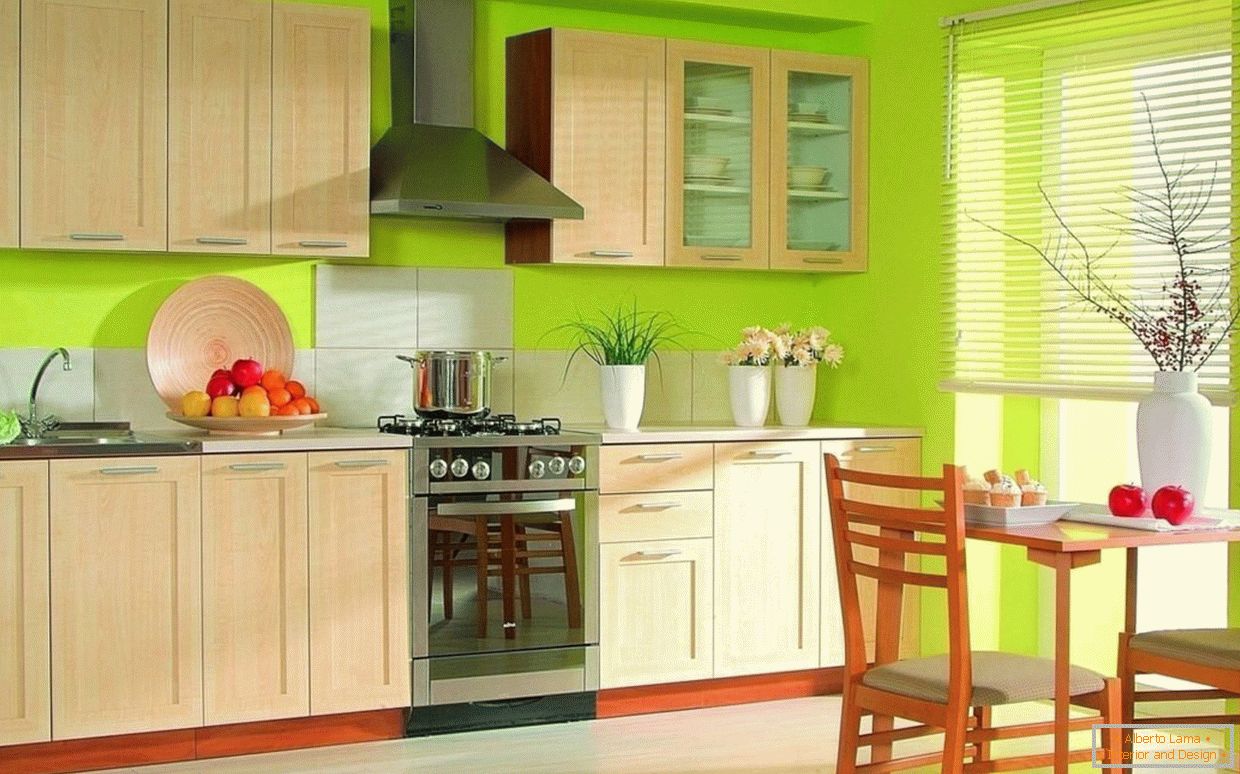 Design luminoso della cucina con carta da parati verde
