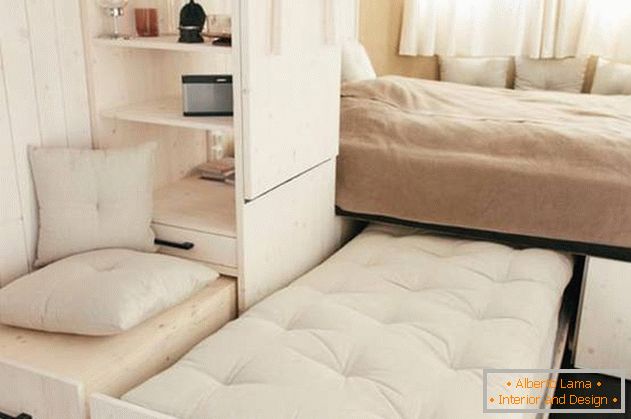 Sistemazione interna di una piccola casa: дополнительная кровать в спальне