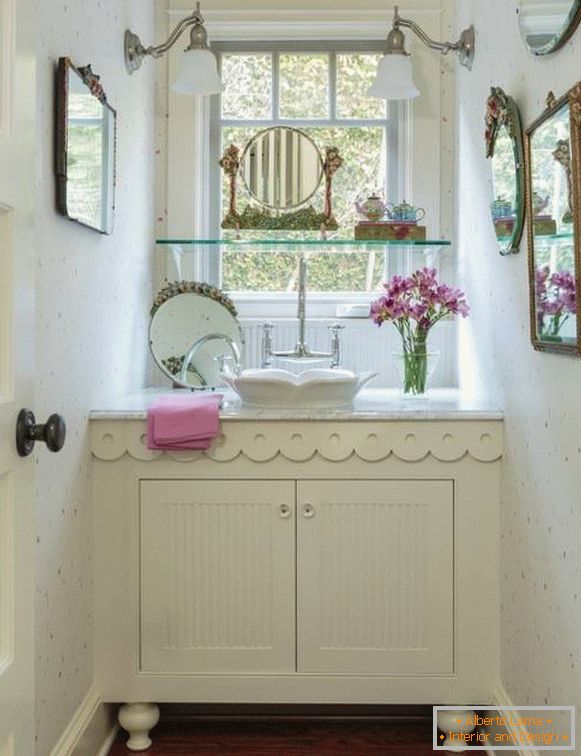 Specchi e altri accessori per il bagno nello stile della Provenza
