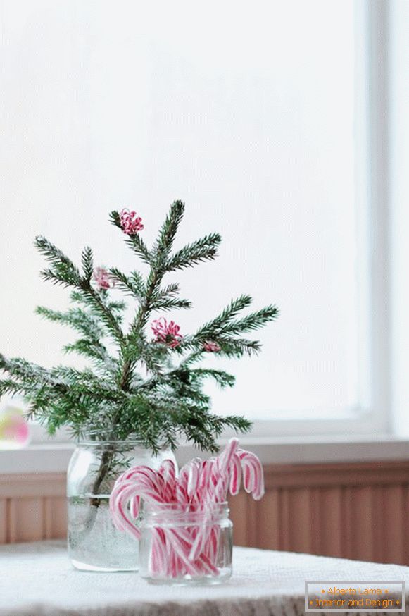 L'idea creativa di decorare un ramoscello di alberi di Natale