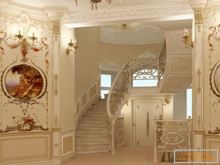 Contrasti di dipinti vintage in un'interessante lavorazione e squisita scala nella casa di una prospera famiglia francese.