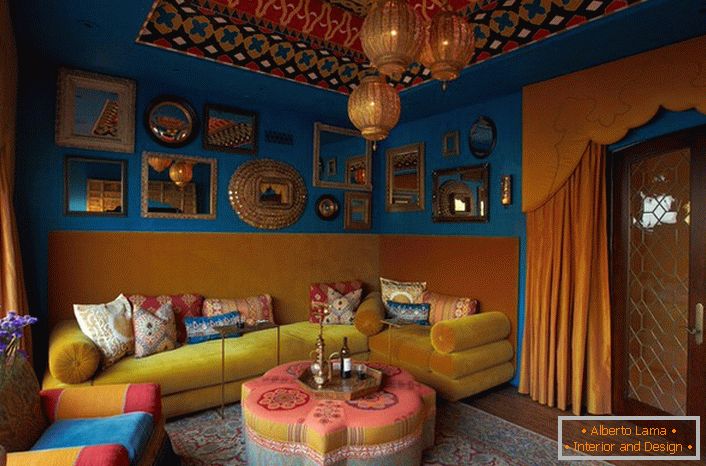 Il carattere del salotto di una ricca famiglia indiana è una combinazione di colori indiani, lusso e molti altri aggeggi decorativi.