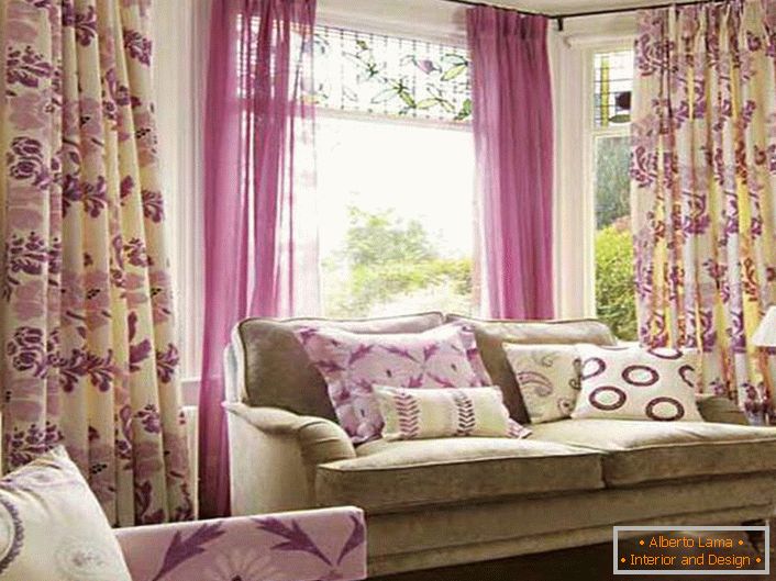 Delicate stampe floreali colorate sulle tende - una buona opzione per decorare il soggiorno in stile rustico.