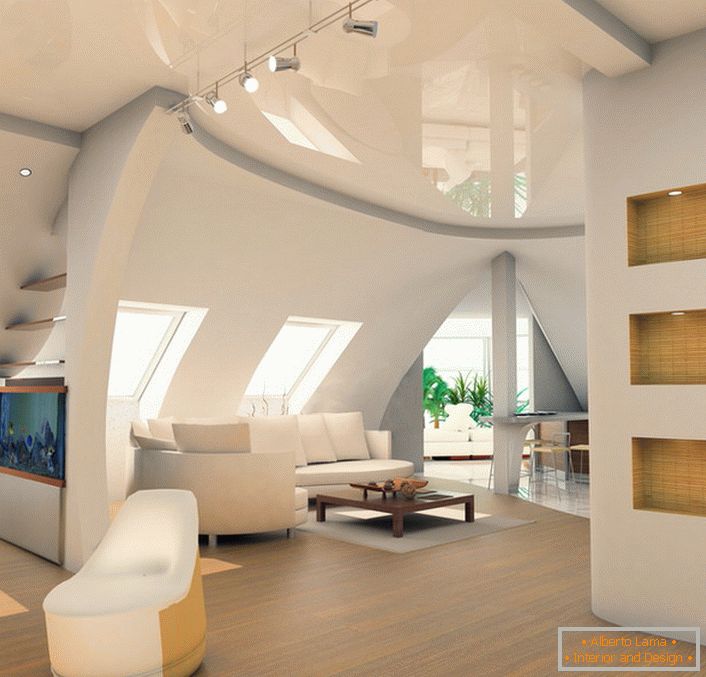 I soffitti lucidi sono armoniosamente combinati con pareti bianche come la neve e pavimenti beige chiaro.